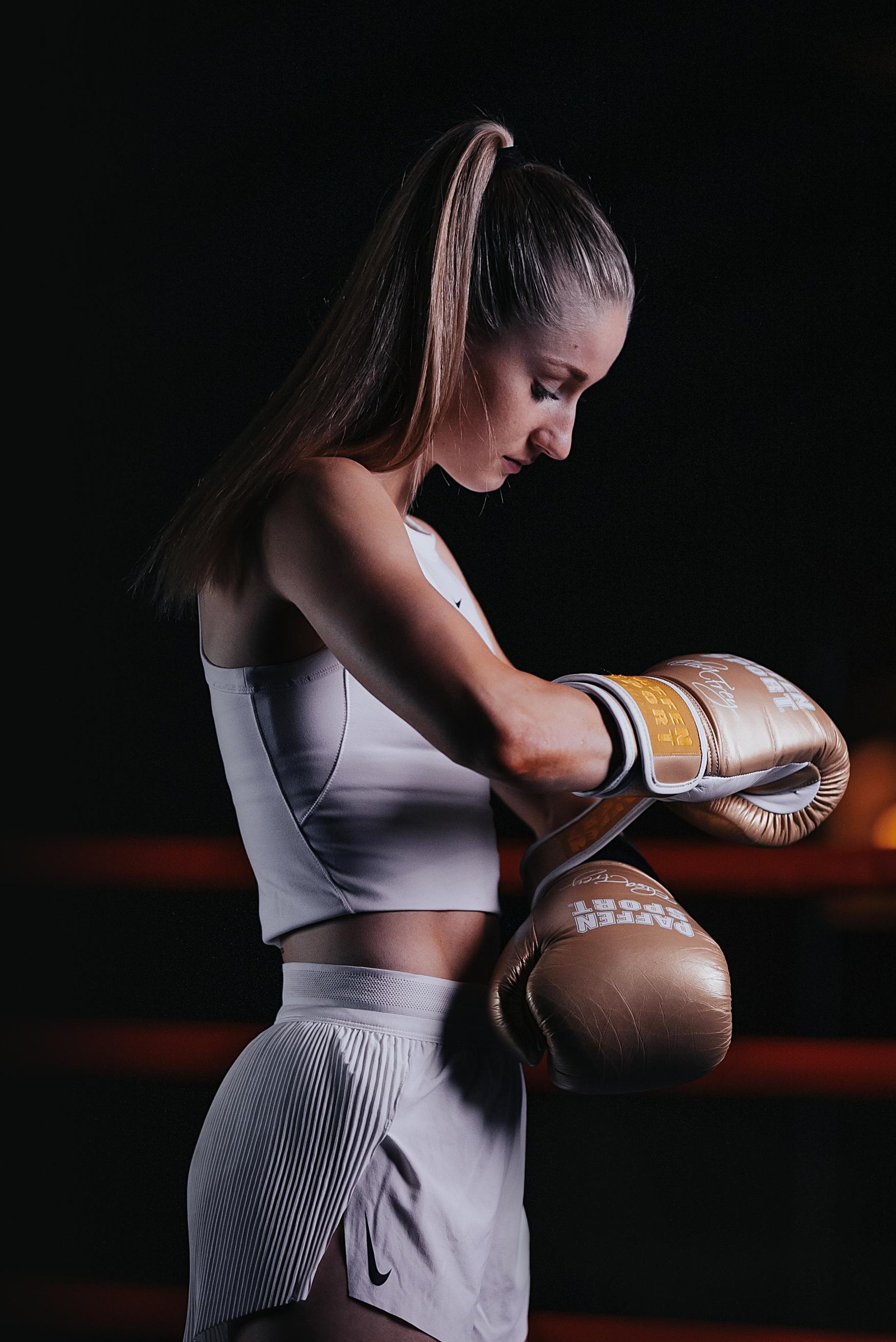 Elisa Frey mit goldenen Boxhandschuhen