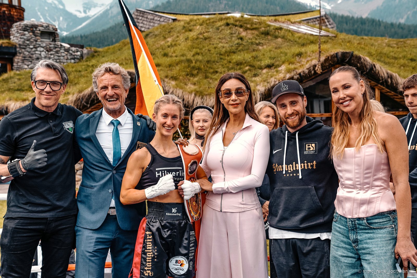 Elisa Frey mit Team und Unterstützern nach dem Titelkampf